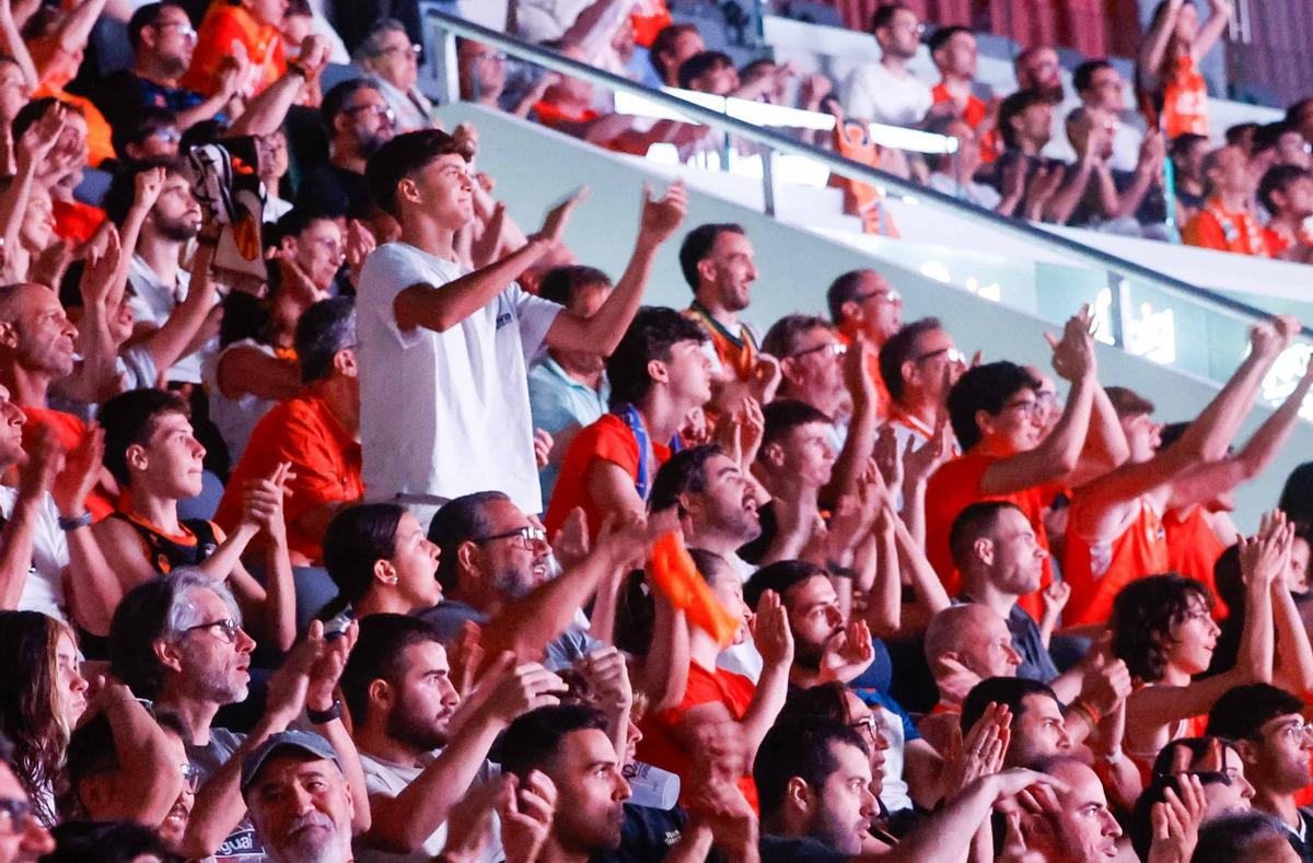 Búscate en la galería de Super: Así se vivió el Barça–Valencia Basket en el Roig Arena