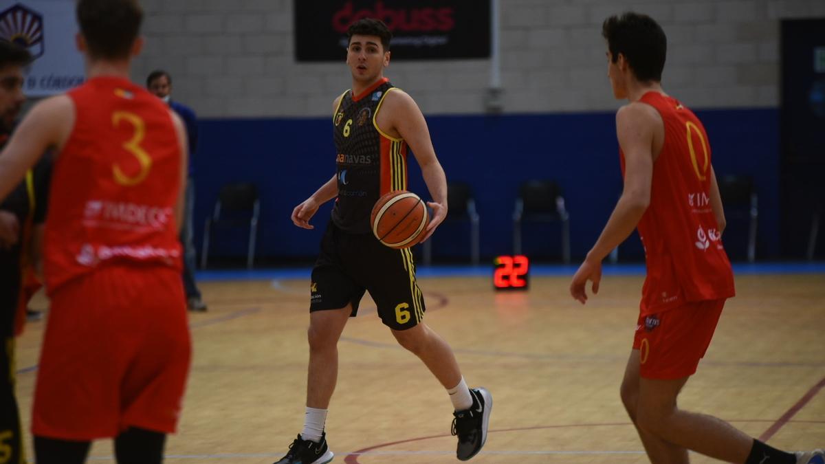 Rafa Sánchez controla el balón en un encuentro de la pasada temporada.