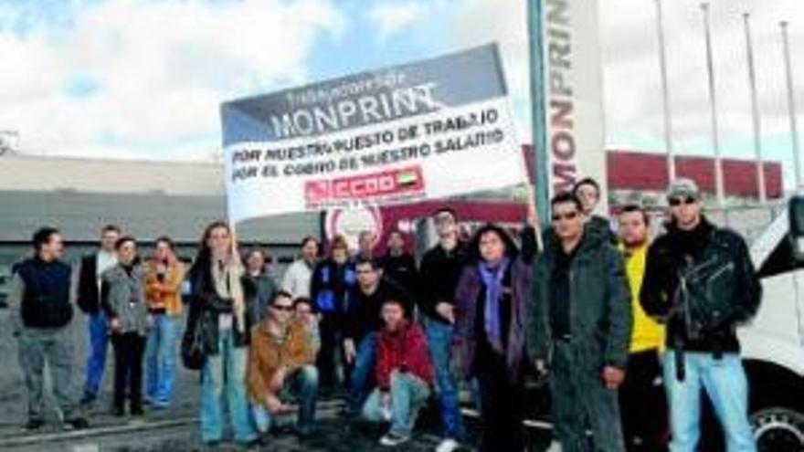 La plantilla de Monprint inicia su protesta con una concentración