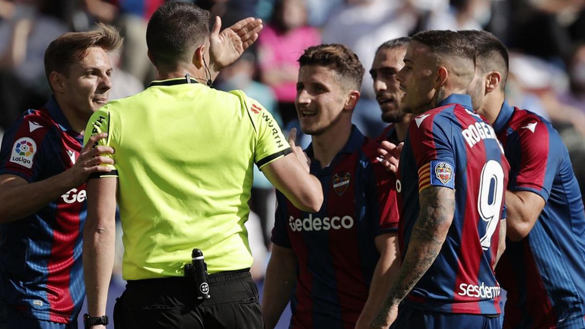 Los jugadores del Levante, protestando al árbitro