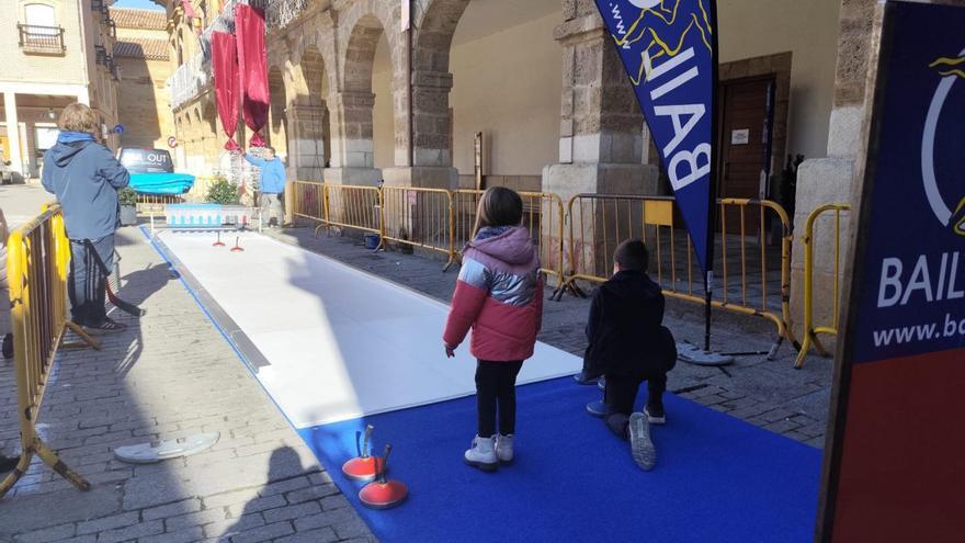 Pista de "street curling" en la Plaza Mayor de Benavente. | E. P.
