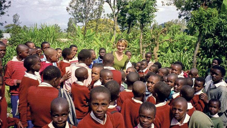 Veranstalterin Claudia Nagyivan Flach mit Schulkindern in Tansania.
