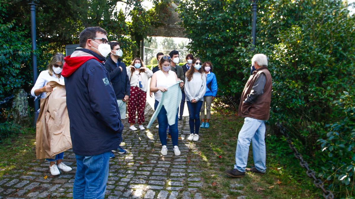 El recorrido por los jardines de Quinteiro da Cruz, ayer.