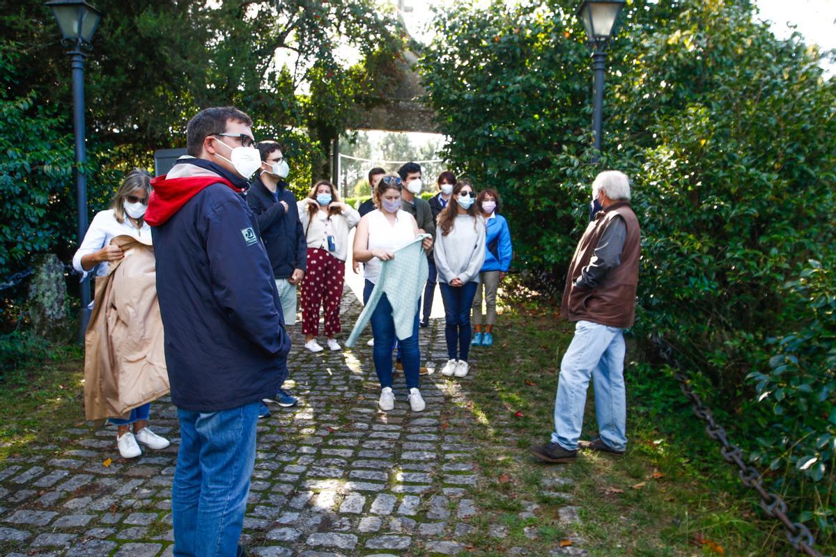 El recorrido por los jardines de Quinteiro da Cruz, ayer.