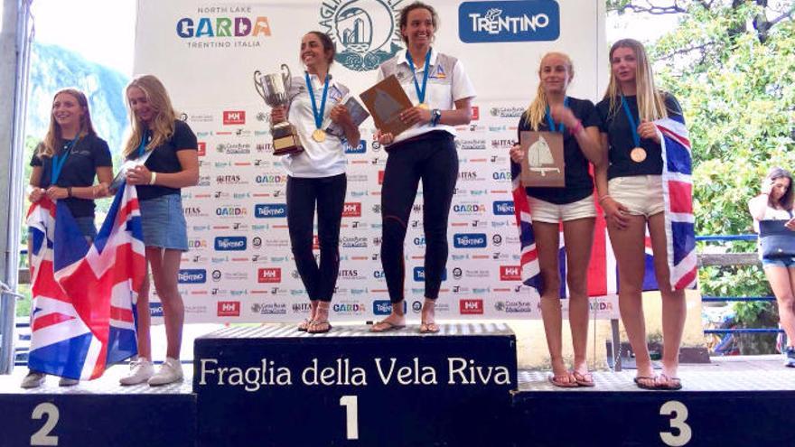 Patricia Reino y Carlota Hopkins, en lo más alto del podio tras la entrega de trofeos y medallas