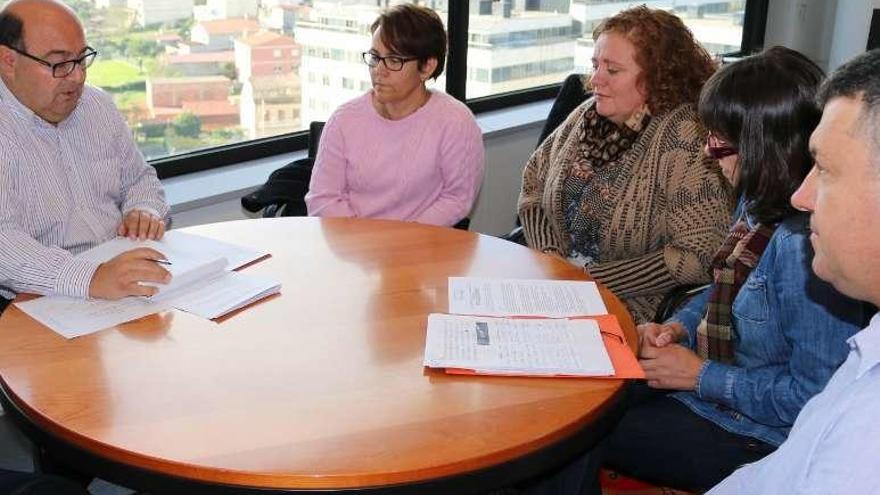 Césa Pérez Ares, con profesores y padres del CEIP A Piedade.