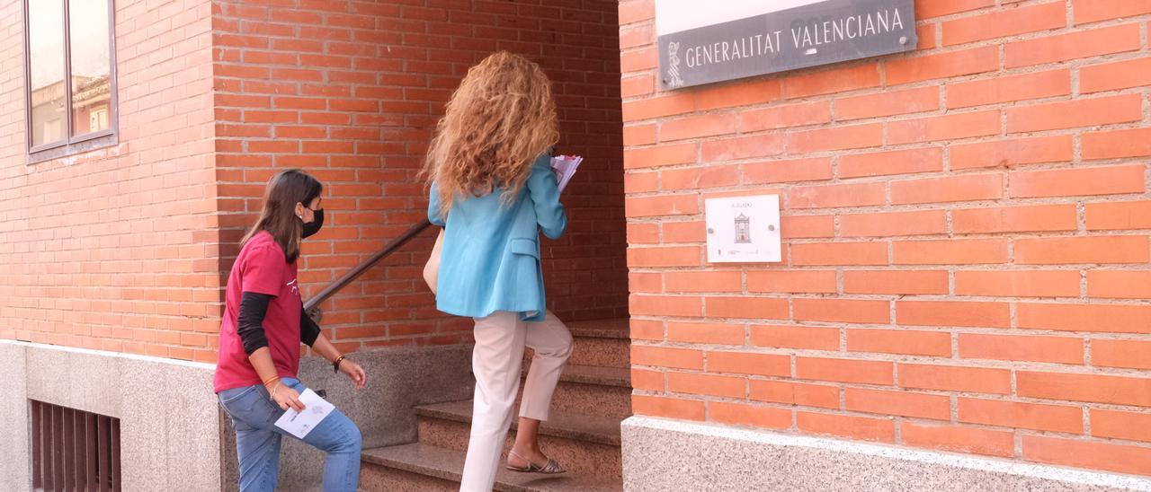 La exsubdirectora de la cárcel al llegar a los juzgados de Villena por otra denuncia.