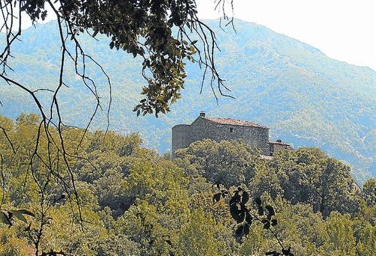La masia de can Sala de Viladrau, on va néixer el bandoler Serrallonga.