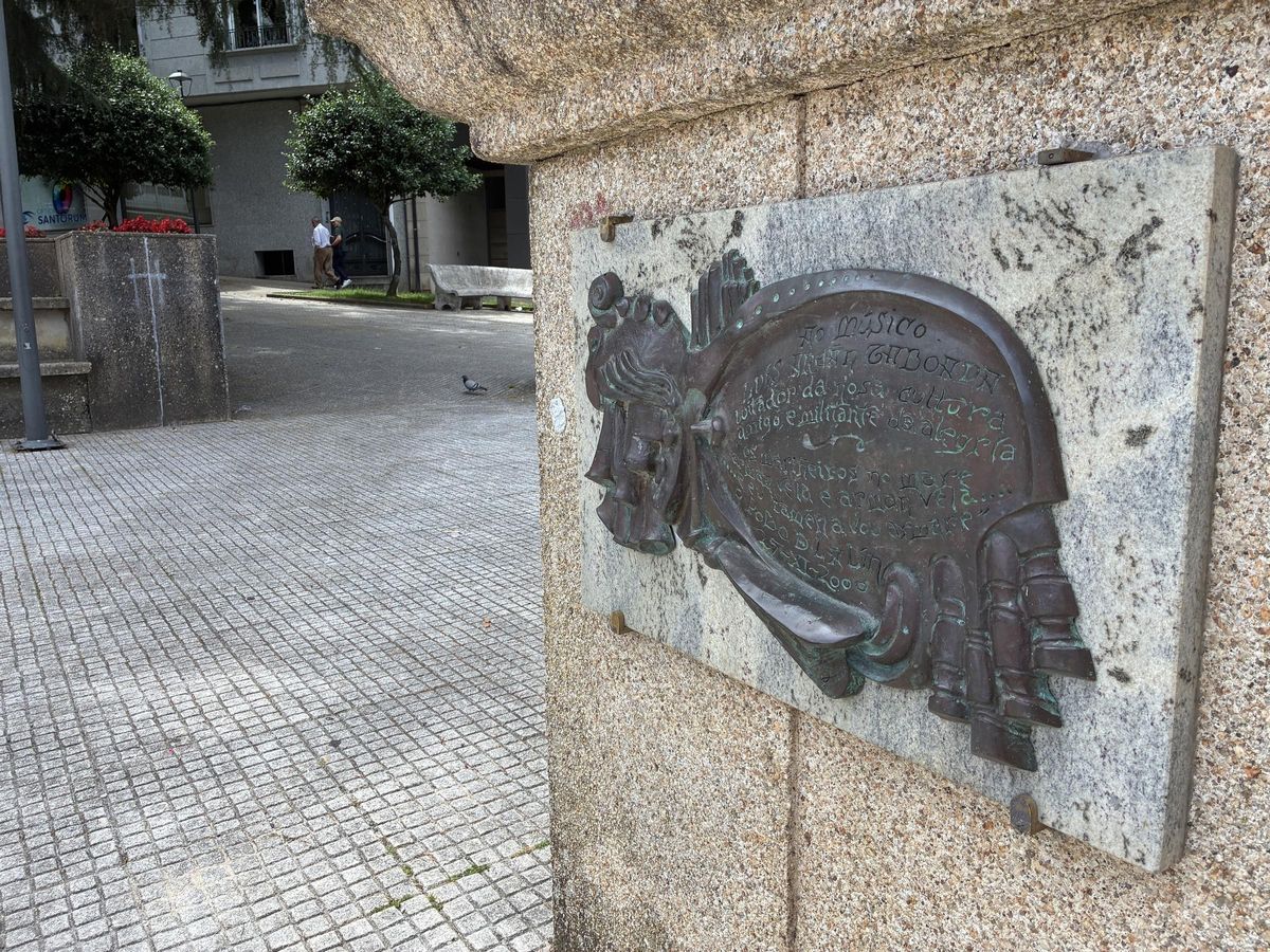 Placa no palco da música da Praza da Vila.