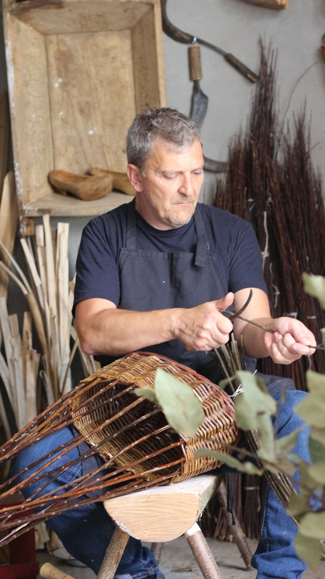 Carlos Rubio trabajando en uno de sus cestos, multifuncionales y sostenibles, que sirven como mochila, cestas, bolsos o “piteiras”