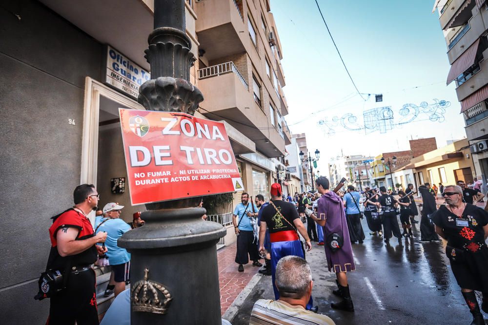 Más cara, pero a tiempo, ha llegado la pólvora para protagonizar la guerrilla de arcabucería de las fiestas de Sant Jaume de Guardamar