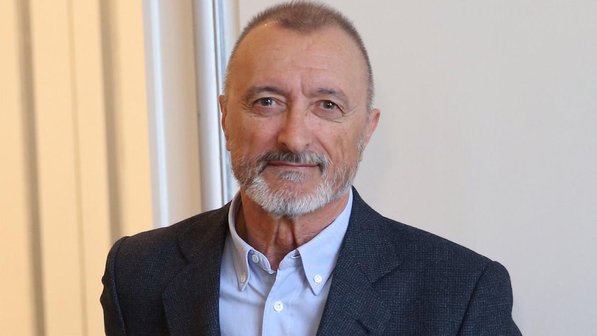 El sonoro zasca de Pérez-Reverte a la RAE que ha levantado en pie a Twitter