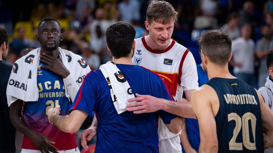 Artem Pustovyi, ayer tras el encuentro, junto a Abrines. Photo / S.Gordon