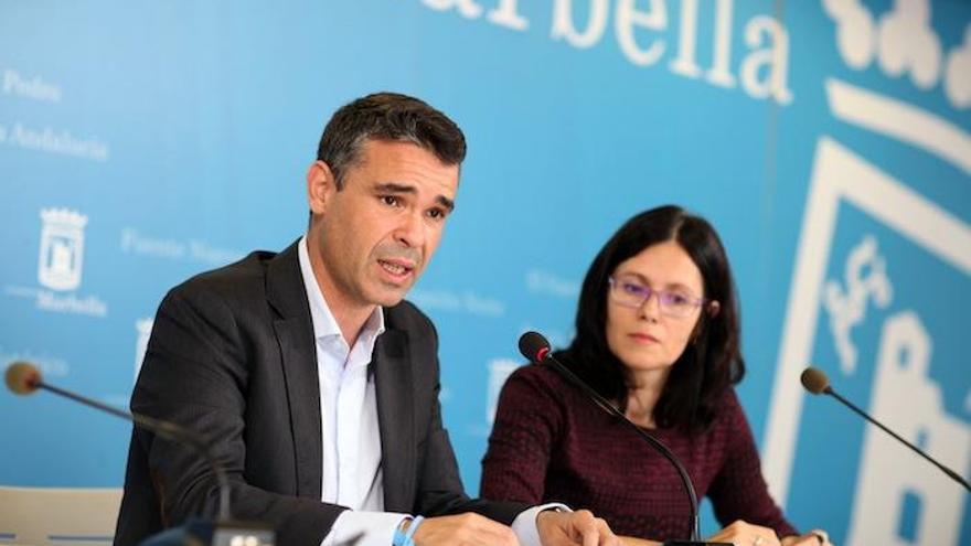 El alcalde de Marbella, José Ortiz, y la edil de Urbanismo, Isabel Pérez, ayer en rueda de prensa.