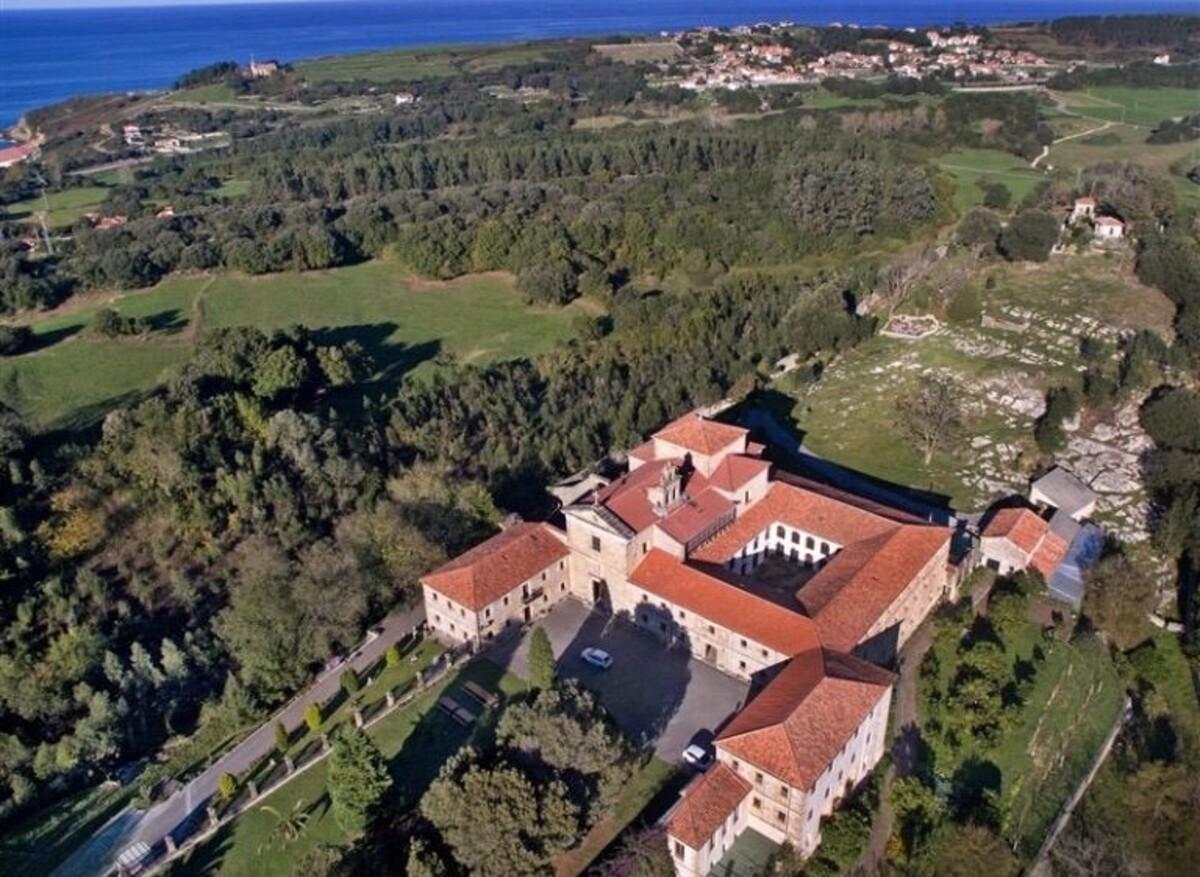 Vista aérea del monasterio de Ruiloba.