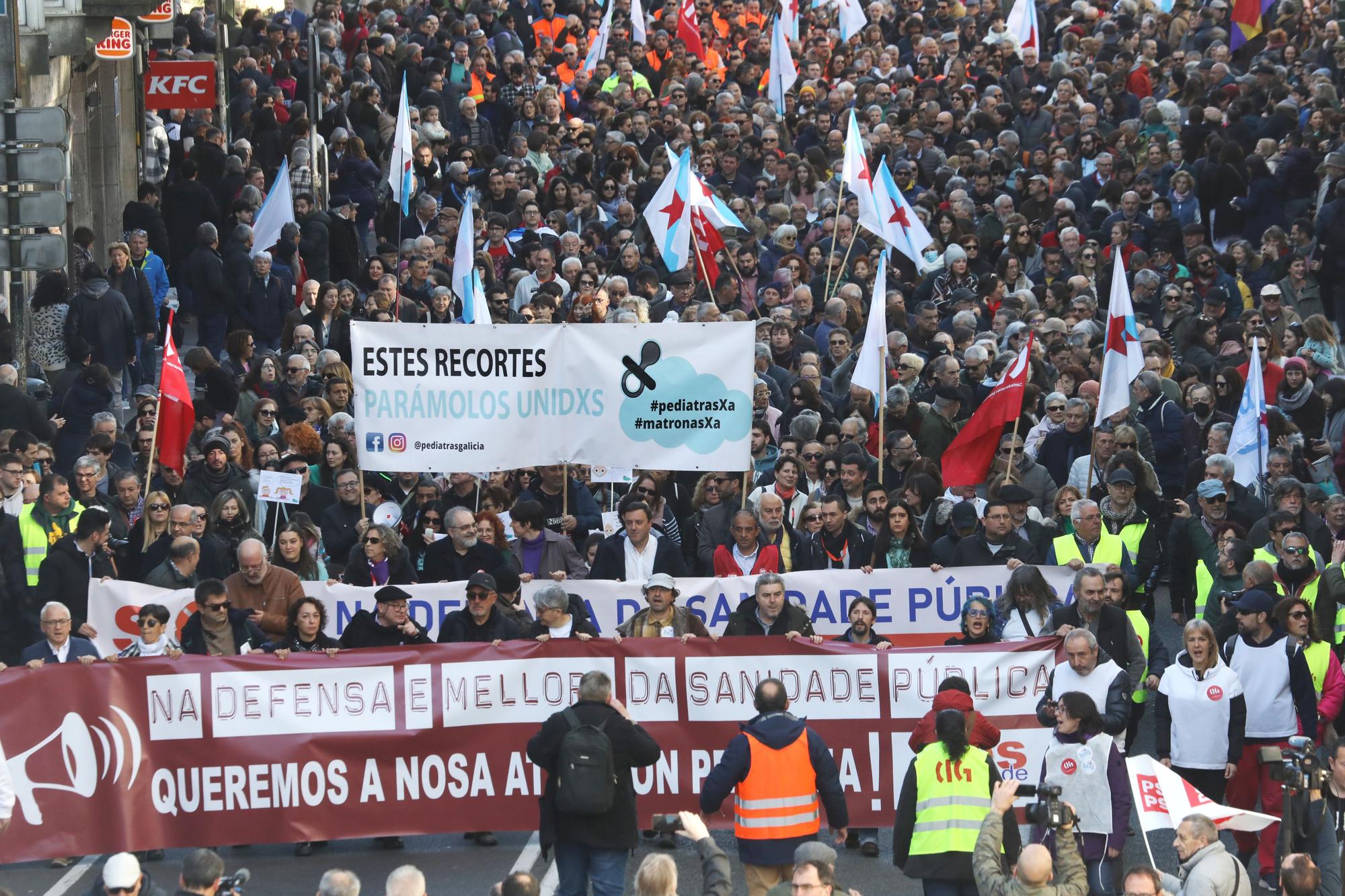 Pancartas arriba por una sanidad pública a la altura de los gallegos