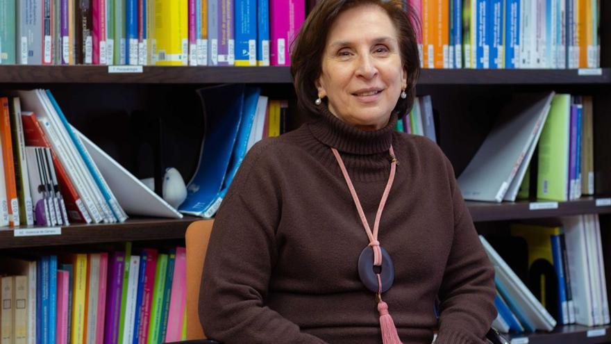 Elvira Vilorio González, decana del Colegio de Psicología de Asturias: "La vida moderna es incompatible con el cerebro humano, se trabaja ocho o diez horas delante de pantallas e hiperconectados"