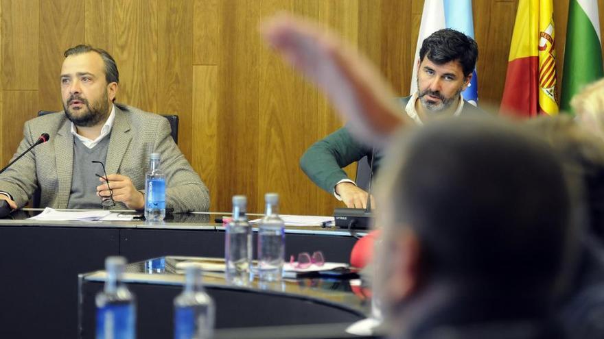 Juan José Cruz interpela, con la mano levantada, a Rafael Cuíña en un pleno municipal. // Bernabé/Javier Lalín