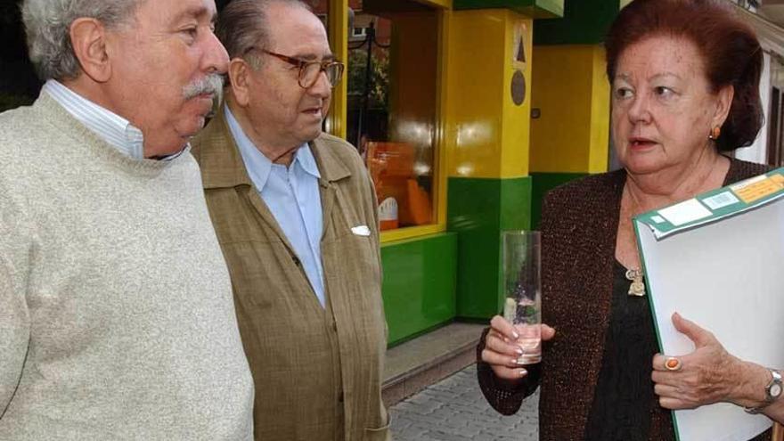 María del Carmen Mahojo, junto a su marido, Taibo I -a la izquierda-, en la presentación de uno de sus libros en Mieres.