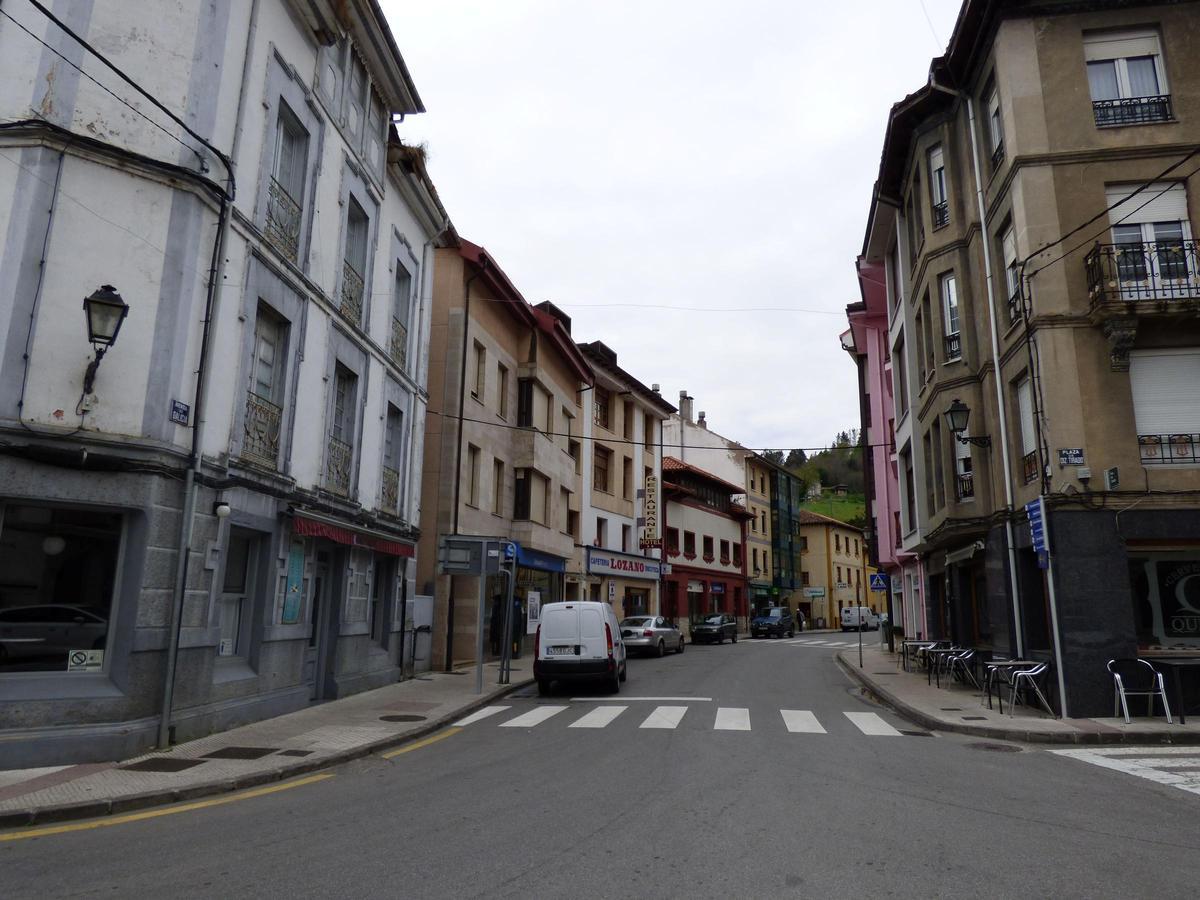 La calle avenida Galicia regulada con zona azul en Pola de Allande.