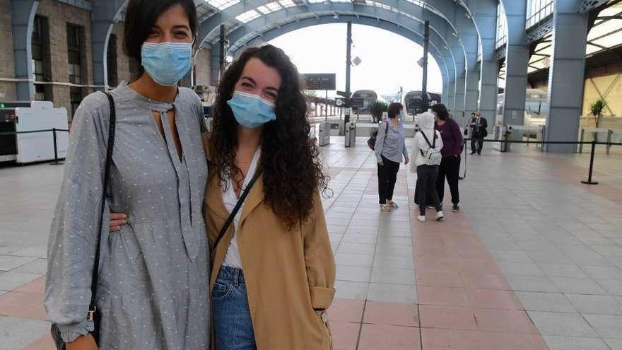 Raquel Vázquez, a la izquierda, y su hermana, que llegó a la estación de San Cristóbal desde Pontevedra.