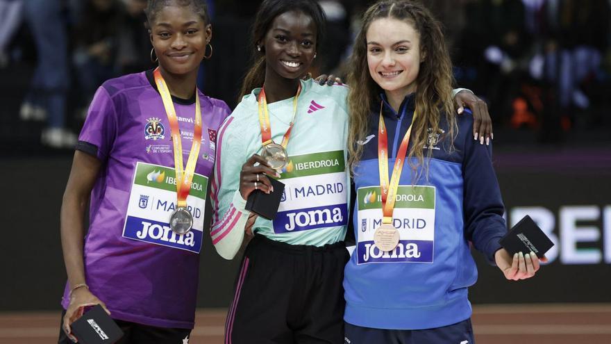 Fátima Diame,  en el podio del salto de longitud femenina, ayer.  | EFE