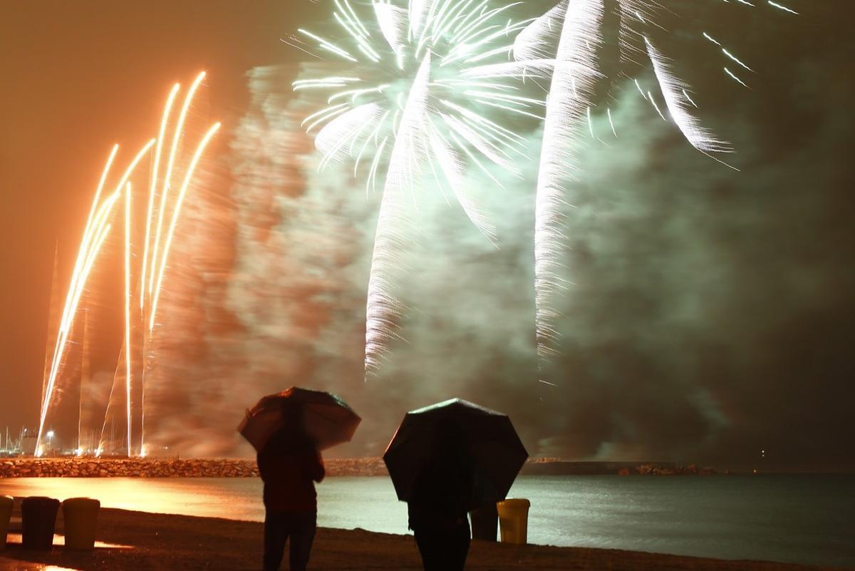 Fuegos artificiales en la Barceloneta al final de la tormenta.