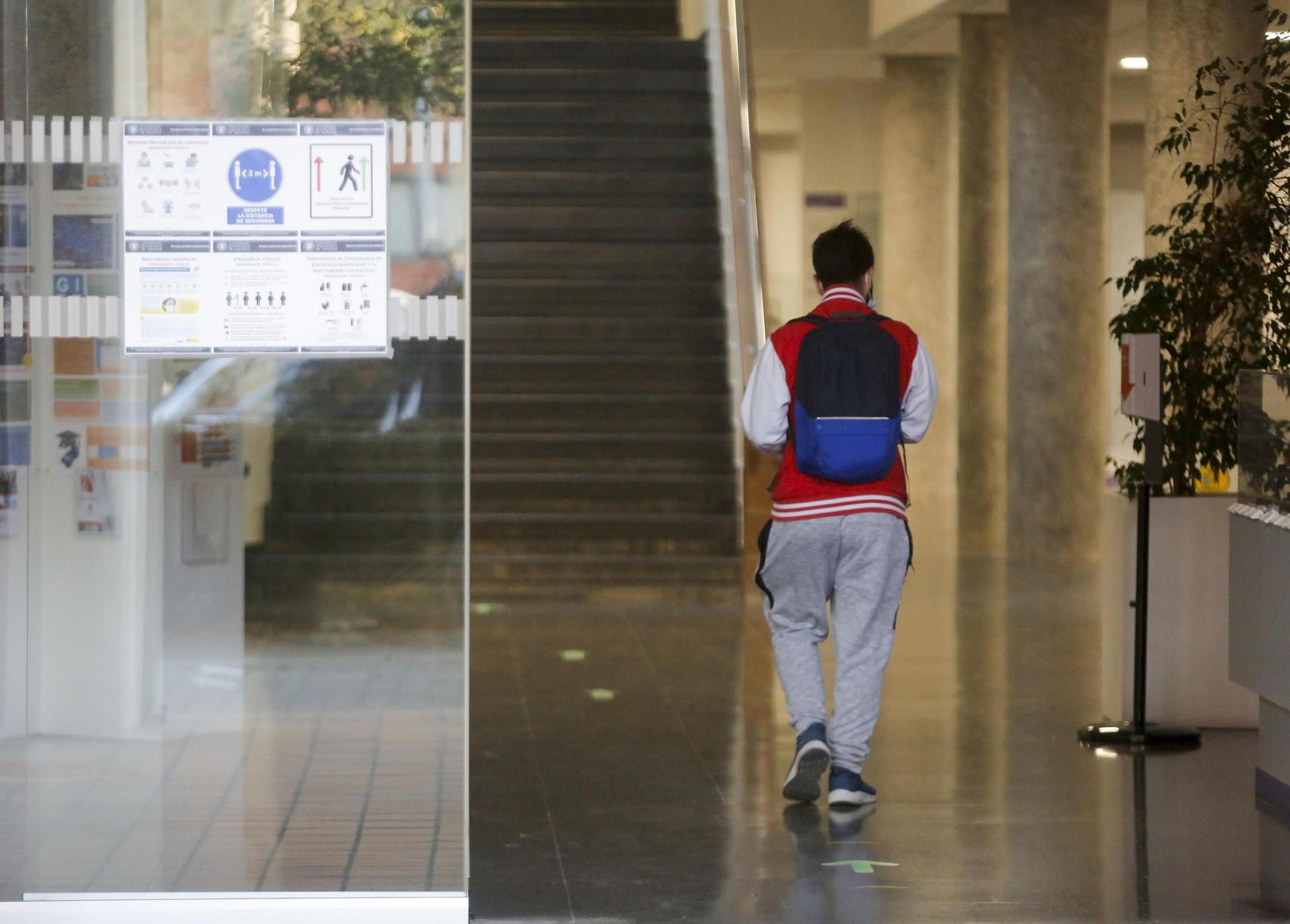 Los estudiantes de la UPV vuelven al campus de Vera tras el brote en el Galileo