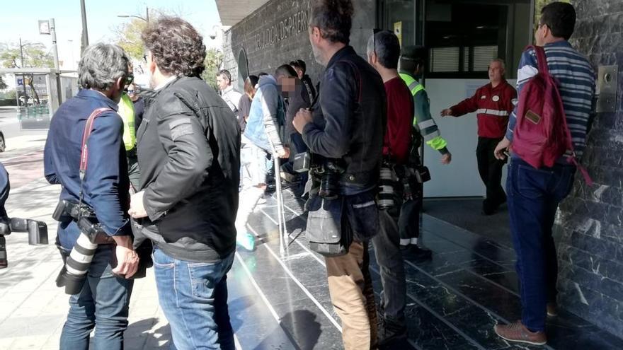 El motorista detenido, con muletas, en el centro de la imagen, a su llegada a los juzgados de Paterna.