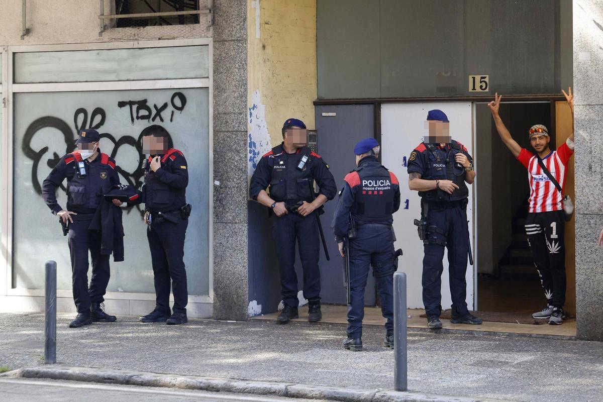 Tècnics de l’Ajuntament de Girona revisen l’estat del bloc ocupat de la ronda Ferran Puig amb suport de la policia