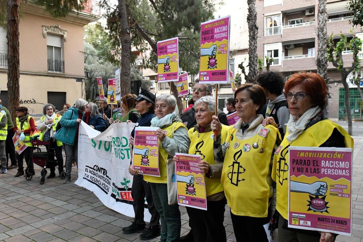 Decenas de personas se concentran en Murcia contra el racismo en el Día ...