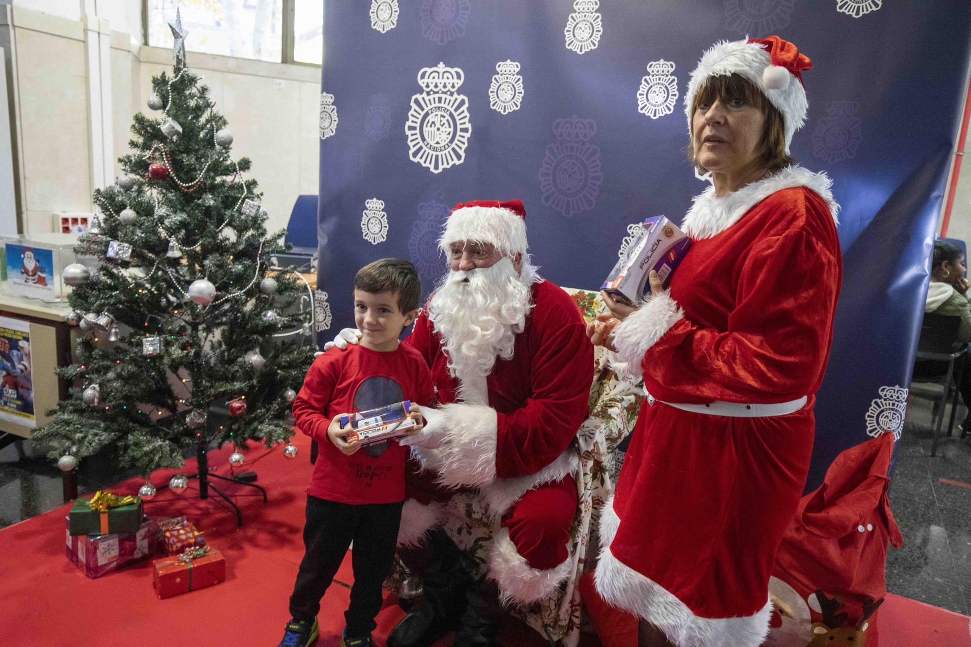 Papá Noel visita la Jefatura de Policía en Palma