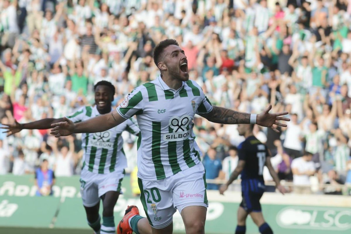 Antonio Casas celebra su gol ante la Ponferradina en El Arcángel.
