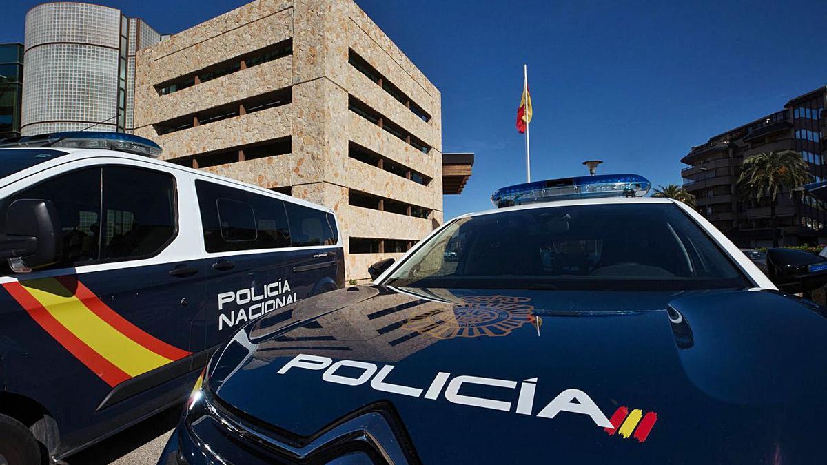 Coches patrulla en el aparcamiento de la comisaría de la Policía Nacional en Ibiza. | VICENT MARÍ