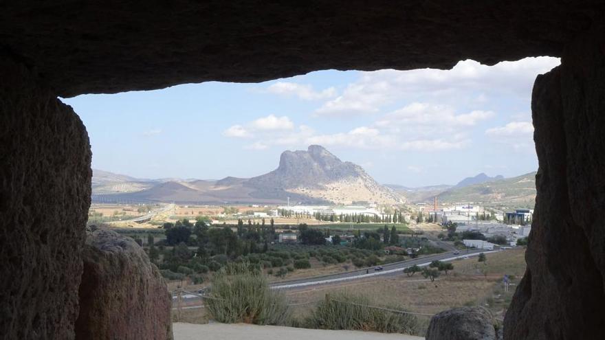 Vista de la Peña de los Enamorados desde los Dólmenes de Antequera.