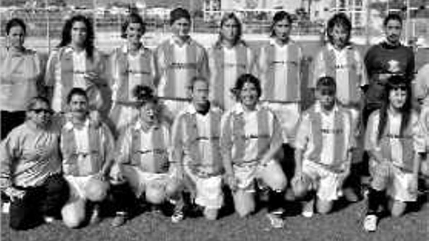 Formación del

 Recreativo Eldense con las camisetas que les cedieron