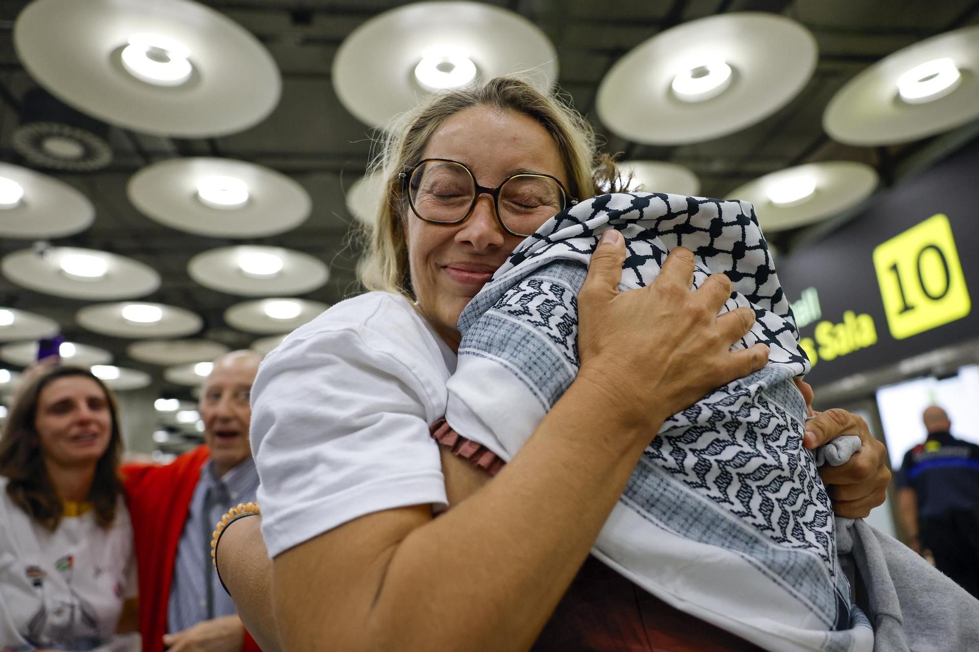 La mallorquina Reyes Rigo y otros cinco miembros de la segunda flotilla a Gaza aterrizan en el aeropuerto de Madrid