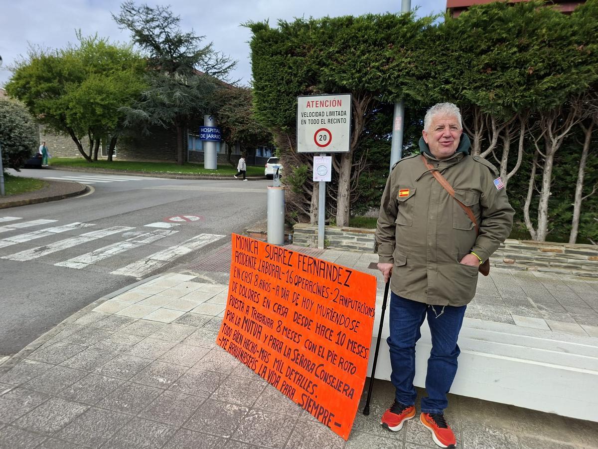 Javier García con el cartel, este lunes, en Jarrio.