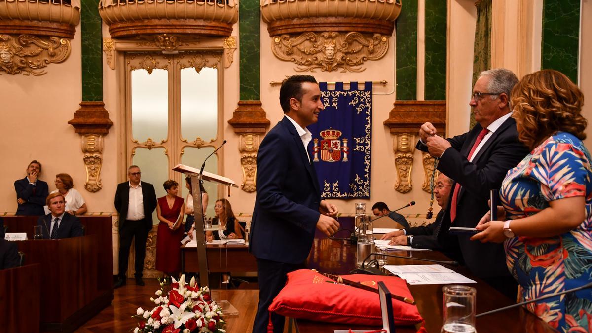 Ricardo Cabezas toma posesión del cargo en la Diputación de Badajoz en una imagen de archivo.