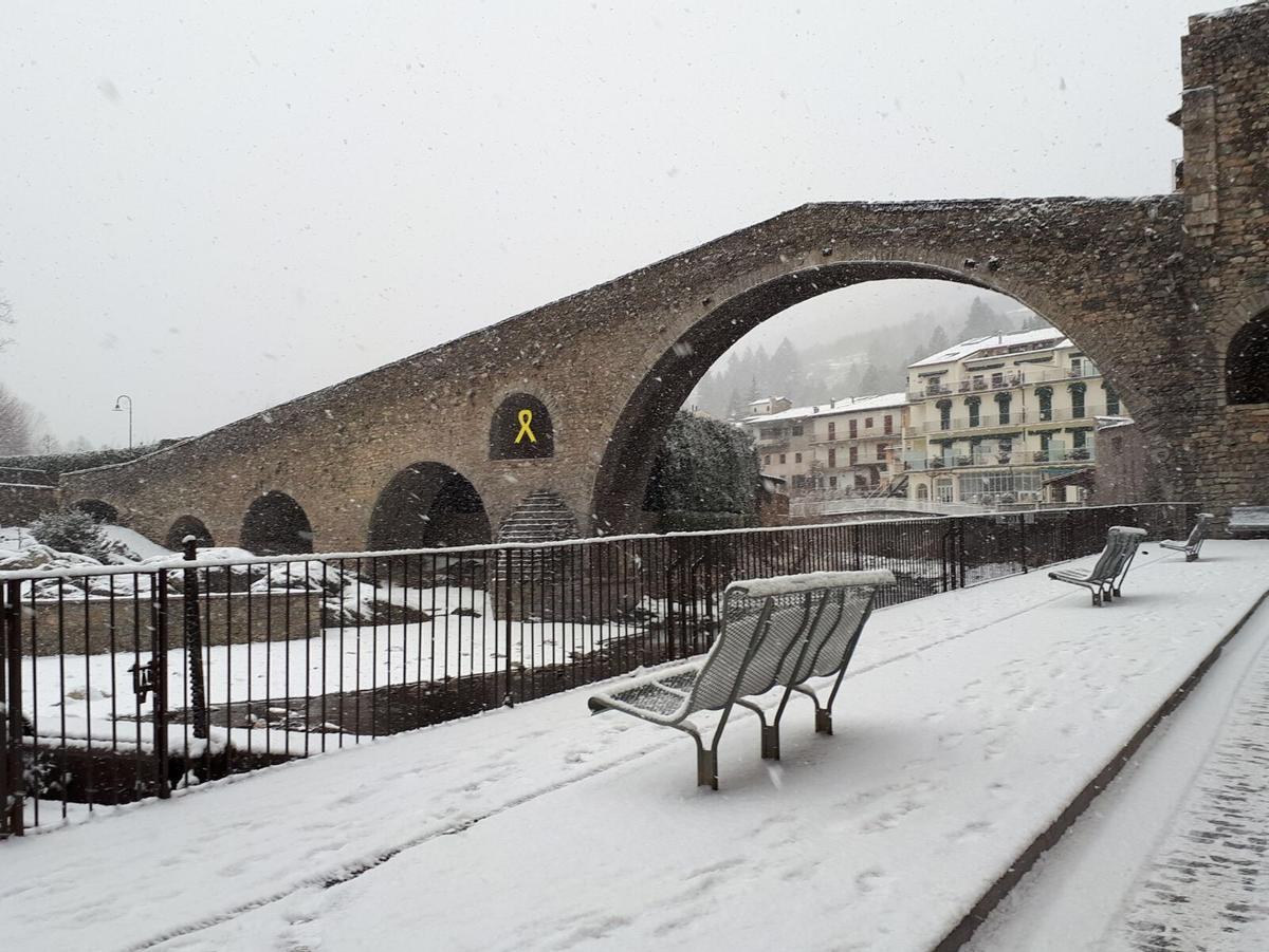 Imagen del Pont Nou de Camprodon nevado.