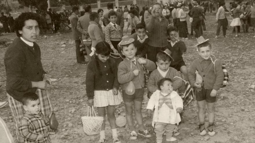 Grup de xiquetes i xiquets picassentins amb els barrets al cap.