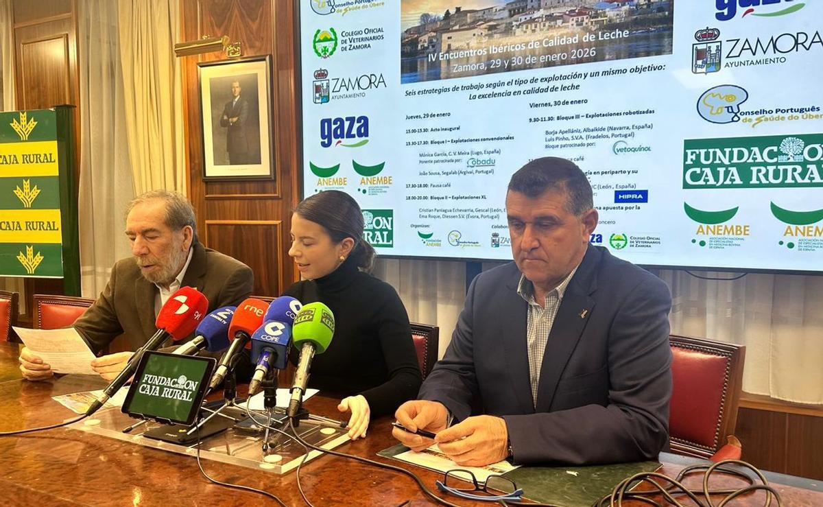 Heliodoro Rodríguez, Laura Huertos y Manuel Morales durante la presentación de la cita.