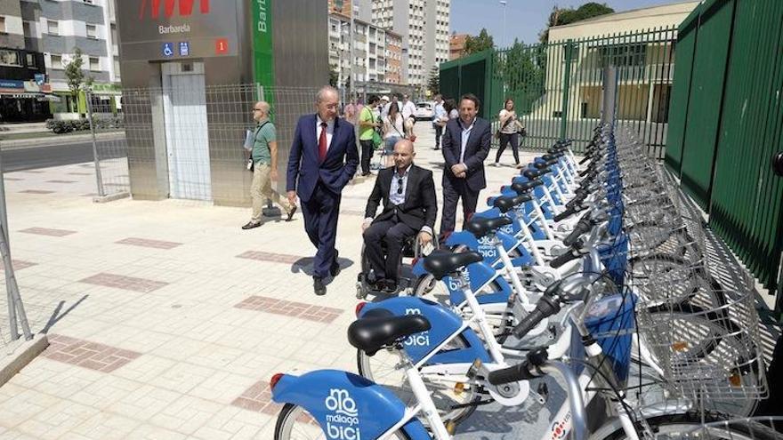 El alcalde y los concejales en la inauguración de la parada de Barbarela.