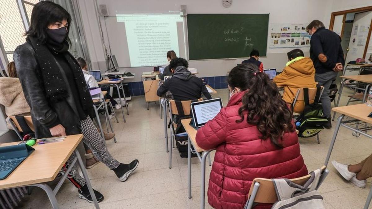 Los sindicatos presionan a Educación para que no amenace a 12.500 profesores con el fallo del TSJ