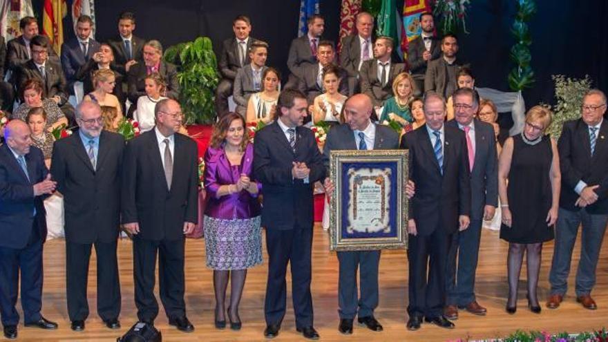 El alcalde de Alagón, José Maria Becerril, con los alcaldes de Sax en el pregón de enero en el Teatro Cervantes