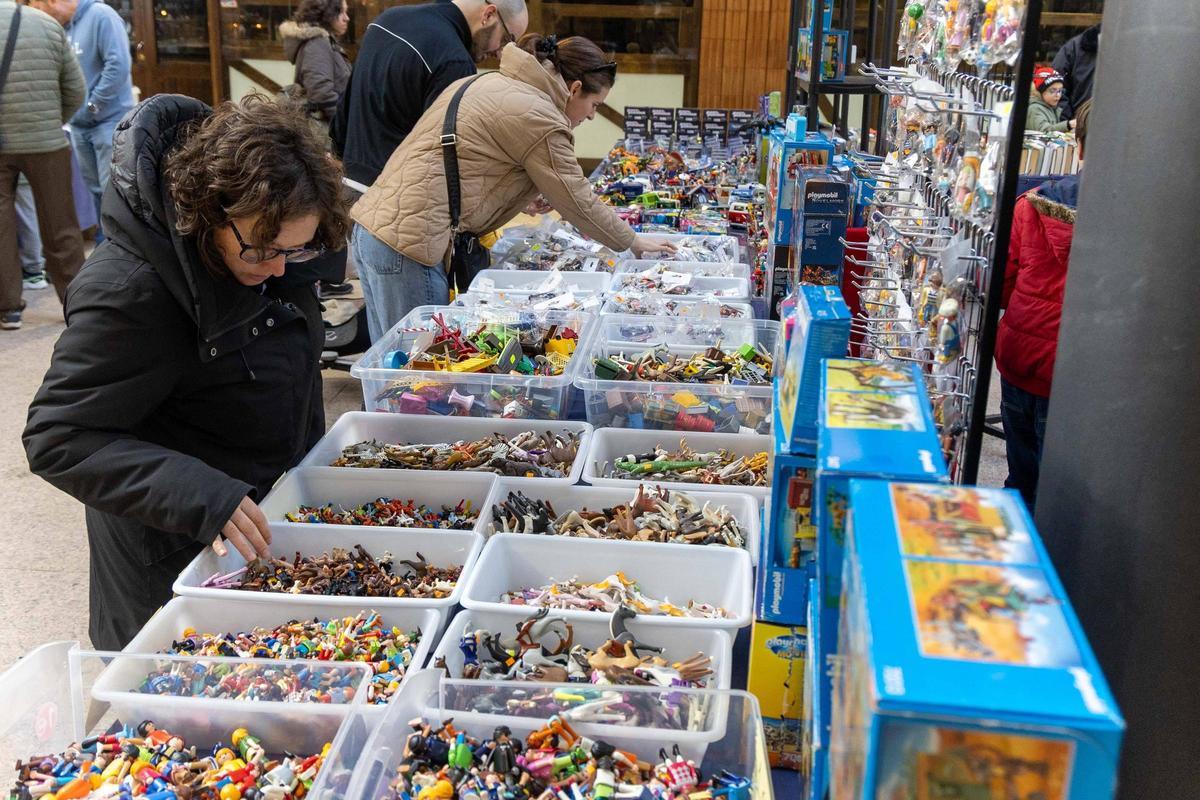 Do aritmómetro ao Playmobil sen esquecer o máis 'vintage': a Feira de Antigüidades triunfa en Área Central