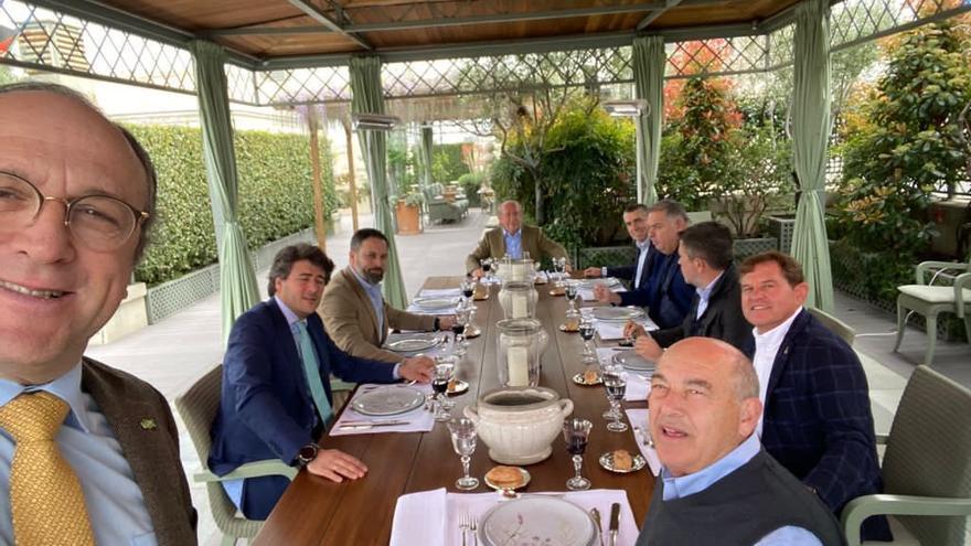 Comida de la cúpula de Vox con representantes del campo murciano.