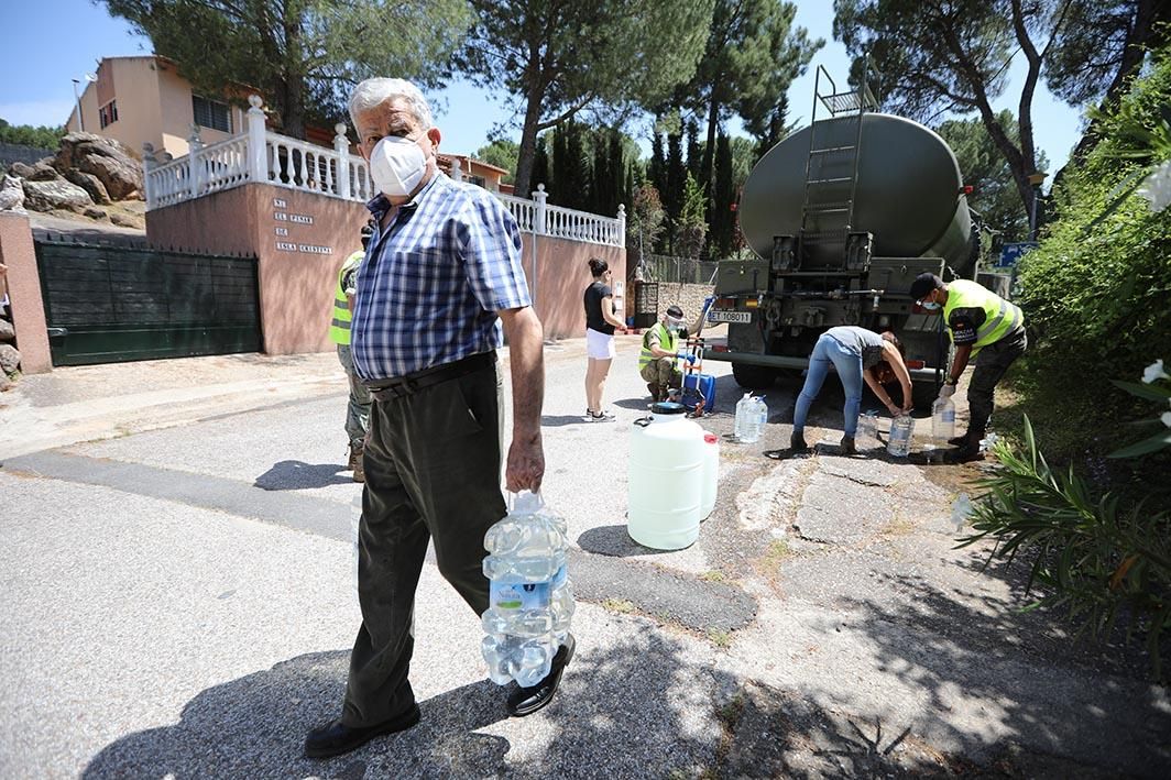 El Ejército y Emacsa reparten agua potable en la urbanización de Las Jaras