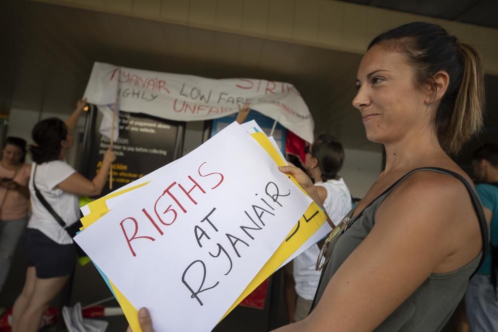 Vaga dels tripulants de cabina de Ryanair a l'aeroport de Girona