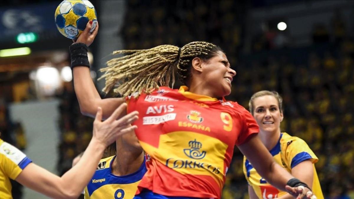 Marta Mangué trata de armar el brazo entre dos defensoras suecas en el debut de España en el Europeo de Suecia.